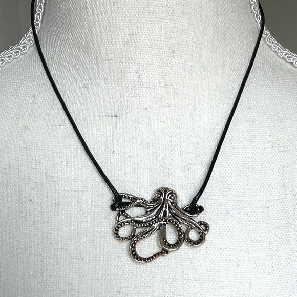 Octopus charm necklace 🐙 - Picture 3 of 3